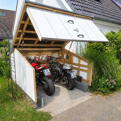 Motorradgarage-mit-Motorad