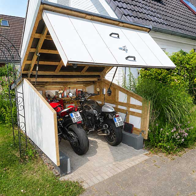 Motorradgarage-mit-Motorad