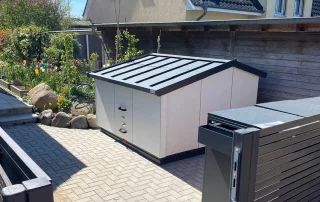 Zweiradgarage mit HPLPlatten beplankt, weiß