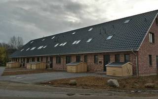 Fahrradgaragen vor Reihenhäusern